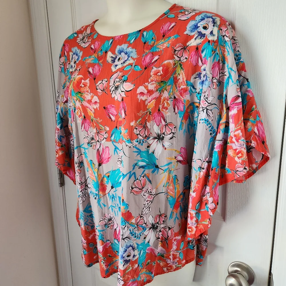 NWOT Tolani Pink and Blue Poppy Floral Kimono Poncho - Picture 2 of 4